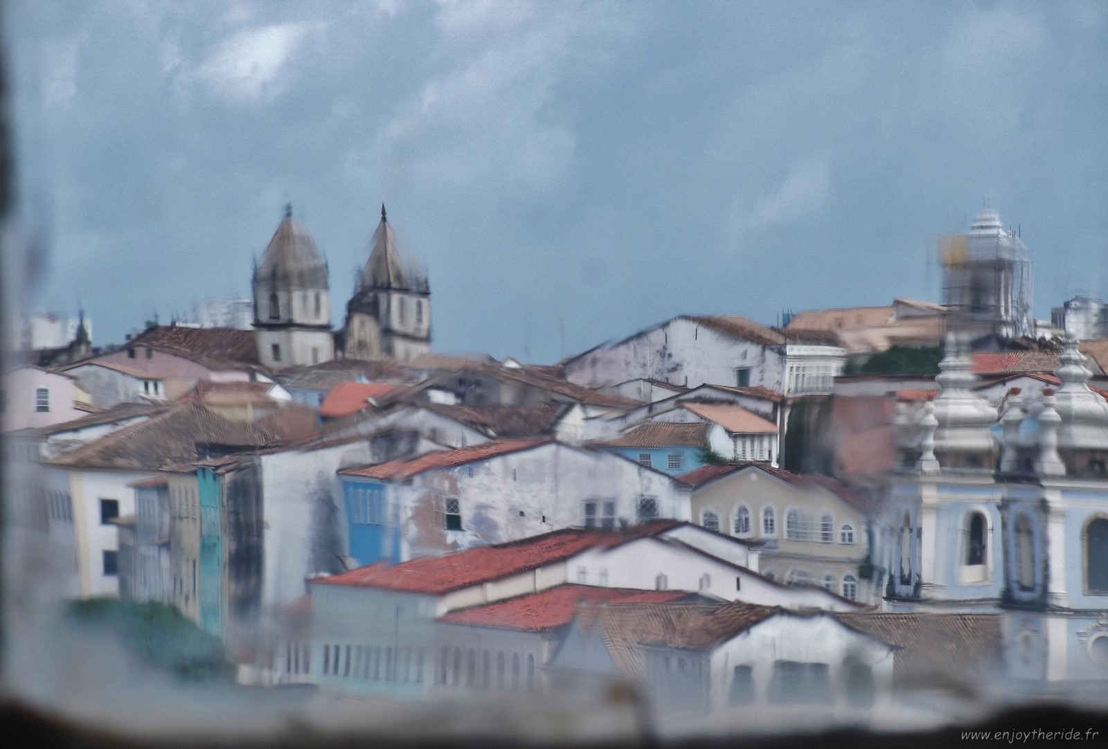Quartier Pelourinho vu à travers une vitre déformante de l'Église Ordem